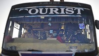 Salah satu bus yang mengangkut sejumlah penumpang bersiap untuk meninggalkan terminal yang berada di kawasan New Delhi, India. AP Photo/Altaf Qadri.