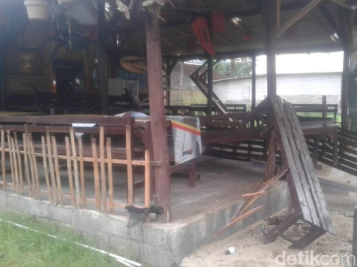 Sebanyak 13 rumah warga Banyuwangi dikabarkan menjadi sasaran perusakan. Pelaku diduga kelompok massa tolak proyek geolistrik Gunung Salakan.