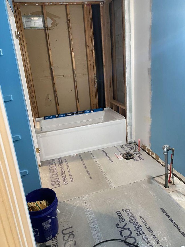 Gubernur baru saja mengumumkan semua bisnis atau toko yang tidak berhubungan dengan keselamatan hidup harus tutup, termasuk konstruksi dan kontraktor. Dan ini situasi terkini dari satu-satunya kamar mandiku, curhat pemilik foto ini yang memperlihatkan kamar mandinya tak bisa dipergunakan. (Foto: Dok. Bored Panda)