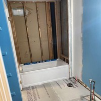 Gubernur baru saja mengumumkan semua bisnis atau toko yang tidak berhubungan dengan keselamatan hidup harus tutup, termasuk konstruksi dan kontraktor. Dan ini situasi terkini dari satu-satunya kamar mandiku, curhat pemilik foto ini yang memperlihatkan kamar mandinya tak bisa dipergunakan. (Foto: Dok. Bored Panda)