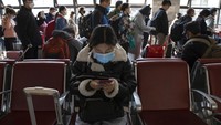 Pembukaan kembali sejumlah layanan transportasi publik itu dilakukan usai menurunnya kasus baru terkait virus Corona di kawasan Wuhan, China, hingga mencapai zero atau nol kasus.