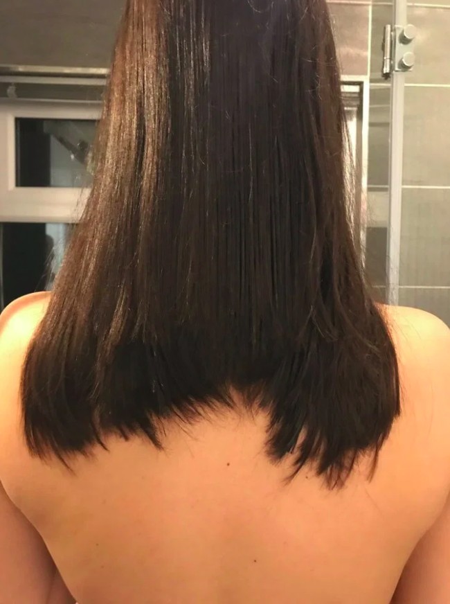 Entah apa yang terjadi hingga wanita yang satu ini bisa mendapatkan hasil potongan rambut seperti di foto. Beruntungnya, potongan rambut tersebut masih bisa ditutupi dengan cara diikat ya. (Foto: Twitter)