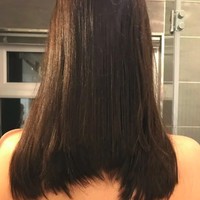 Entah apa yang terjadi hingga wanita yang satu ini bisa mendapatkan hasil potongan rambut seperti di foto. Beruntungnya, potongan rambut tersebut masih bisa ditutupi dengan cara diikat ya. (Foto: Twitter)