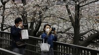 Etika sapaan Jepang – membungkuk bukan jabat tangan atau ciuman di pipi juga berperan dalam memperlambat wabah, seperti halnya edukasi kebersihan yang diajarkan sejak usia dini. Penjualan masker wajah pun meroket saat virus mulai menyebar. Namun, pembelian masker telah dijatah, dan orang-orang rela antri walaupun toko belum dibuka. Meluasnya penggunaan masker wajah tak hanya memperlambat penyebaran COVID-19, hal ini juga mengurangi jumlah pasien flu dalam kurun waktu tujuh minggu sejak penyebaran virus corona. AP Photo/Kiichiro Sato.
