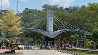 Pandemi COVID-19 yang sudah mewabah di hampir belahan negara sudah mampu membuat kewaspadaan bagi masyarakat dunia. Banyak kebijakan para pemimpin di negara-negara  melindungi masyarakat dengan salah satunya membuat kebijakan yang sama dilakukan oleh pemimpin negara-negara ialah gencarnya mengedukasi untuk tidak berinteraksi sosial diitengah pandemi COVID-19. Foto: Istimewa/Dok. Ardio Sagita/Mahasiswa Universitas Utara Malaysia.