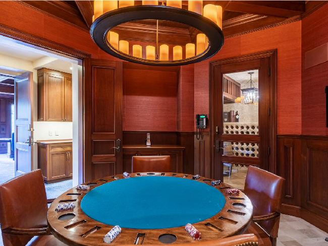 Tersedia pula ruang poker yang hadir dengan aksen kayu-kayuan yang menciptakan atmosfer hangat. (Foto: Dok. REX Real Estate via Business Insider)