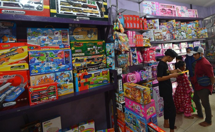 Penjualan Mainan di Pasar Gembrong Terdampak Wabah Corona Penyebaran virus Corona yang melanda Indonesia berdampak ke berbagai sektor. Salah satunya penjualan mainan di Pasar Gembrong yang mengalami penurunan omzet.