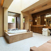 Kamar mandi juga tak kalah luas. Langit-langit berkaca transparan membiarkan cahaya alami masuk, tepat di atas bathtub. (Foto: Dok. REX Real Estate via Business Insider)