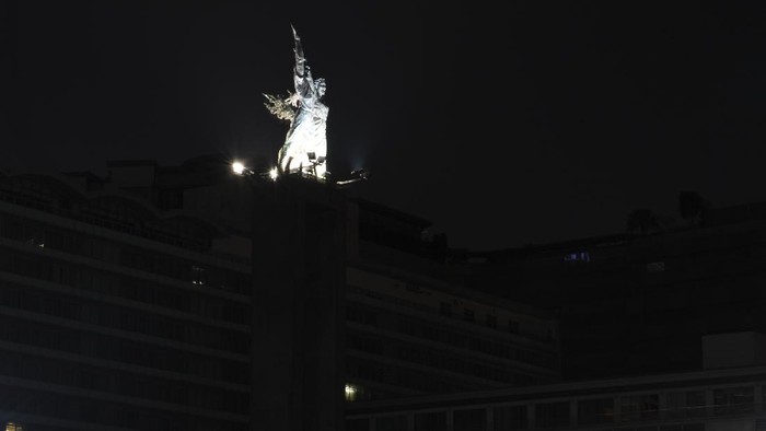 Beberapa negara di dunia peringati Earth Hour 2020 pada Sabtu (28/3) malam. Saat perayaan itu lampu yang menerangi rumah maupun banguna dimatikan sementara. hari bumi