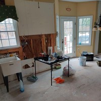 Kami sedang merenovasi dapur saat virus corona terjadi. Jadi sekarang kami hidup hanya dengan oven toaster dan bak cuci piring ini, curhat seorang netizen yang mengunggah situasi dapurnya. Karantina membuat pekerja konstruksi menghentikan pengerjaan dapur pemilik foto ini. (Foto: Dok. Bored Panda)