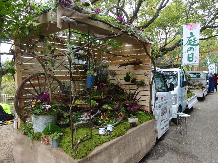 Indahnya Bak Mobil Pikap Dihiasi Taman