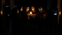 Warga menyalakan lilin saat memperingati Earth Hour di Palangkaraya, Kalimantan Tengah, Sabtu (28/3/2020). Antara Foto/Makna Zaezar.