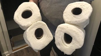 Stok tisu toilet rusak karena kebanjiran di kamar mandi (Boredpanda)