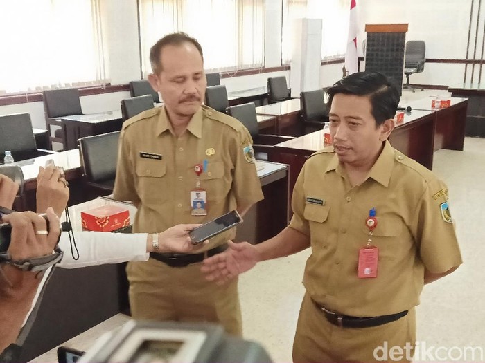 Seorang warga Kota Kediri yang dinyatakan positif corona ternyata Plt Kepala Dinas Kesehatan Kabupaten Kediri. Yakni dr Bambang Triono Putro.