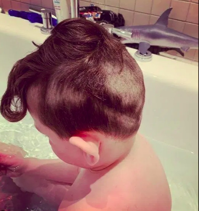 Karena sedang menjalankan proses isolasi diri dan tidak diperbolehkan ke luar, jadi mau tidak mau orangtua si anak mencoba memotong sendiri rambut anaknya yang sudah semakin panjang. Dan beginilah hasilnya. (Foto: Twitter)