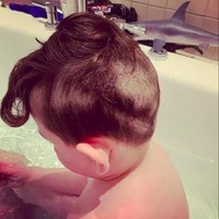 Karena sedang menjalankan proses isolasi diri dan tidak diperbolehkan ke luar, jadi mau tidak mau orangtua si anak mencoba memotong sendiri rambut anaknya yang sudah semakin panjang. Dan beginilah hasilnya. (Foto: Twitter)