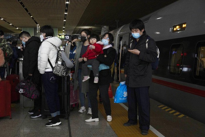 Layanan Kereta Bawah Tanah dan Jarak Jauh di Wuhan Kembali Dibuka Kasus baru terkait virus Corona di Wuhan, China, alami penurunan. Hal itu membuat kawasan itu kembali buka layanan kereta bawah tanah dan kereta jarak jauh.