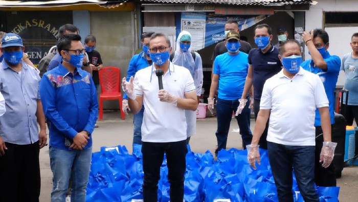 Ketum PAN Zulkifli Hasan saat membagikan bantuan untuk warga Jakarta Timur, Minggu (29/3/2020).