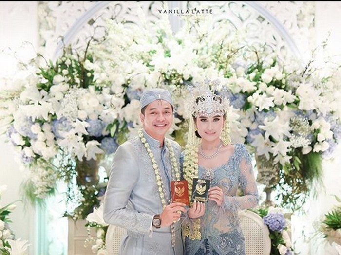 Adly Fairuz menikah dengan Angbeen Rishi.