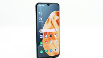 Mengusung panel AMOLED dengan notch tetesan air dan terlindung Gorilla Glass 5. Ukurannya 6,4 inch dengan resolusi Full HD+ dan aspek rasio 20:9. Foto: Oppo Indonesia