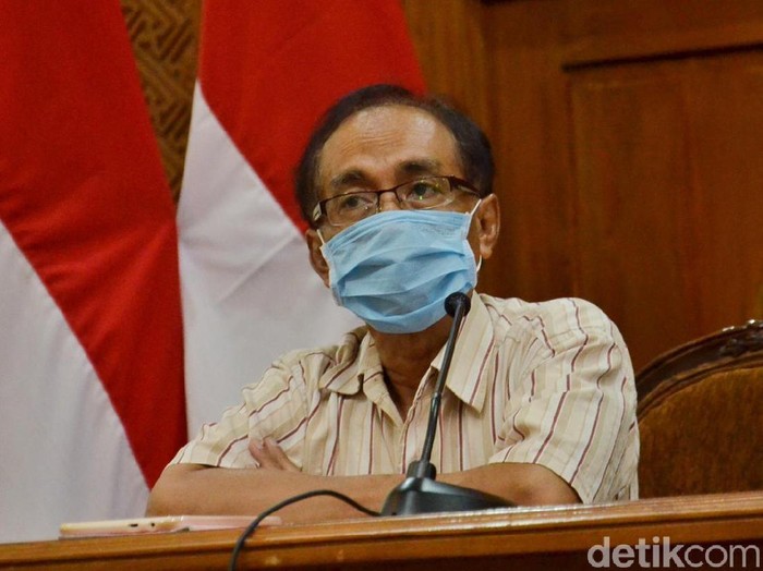 Virus corona yang semakin mewabah di kota-kota besar membuat perantau diimbau tidak mudik atau pulang kampung dulu. Seperti para perantau yang merupakan tukang sate asal Madura.