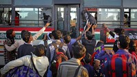 Meski telah menerapkan kebijakan lockdown sejak beberapa hari lalu, sejumlah warga di kawasan New Delhi tampak ramai-ramai mendatangi terminal untuk menaiki bus agar dapat kembali ke kampung halaman. AP Photo/Altaf Qadri.
