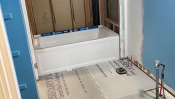 Renovasi kamar mandi ditinggal tukangnya karena anjuran lockdown, shower dan temboknya belum selesai dipasang (Boredpanda)