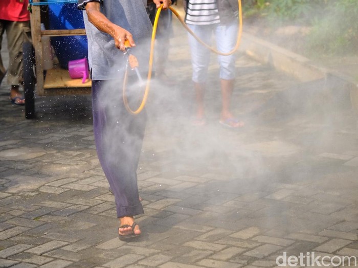 Warga Bekasi gotong royong melakukan disinfektan ke penjuru kota untuk mencegah penyebaran virus Corona. Penyemprotan dilakukan diiringi musik dangdut dari gerobak yang membawa air disinfektan.