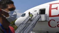 Seorang petugas menurunkan berbagai kardus yang berisi alat medis dari pesawat di Bandara Maiquetia yang berada di kawasan La Guaira, Venezuela, Sabtu (28/3/2020) waktu setempat.  