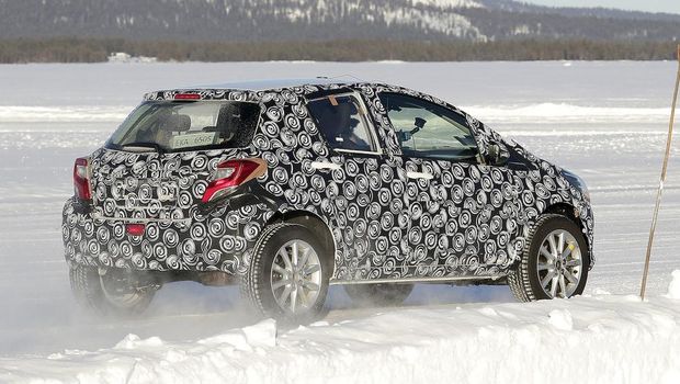 Sosok mobil diduga Toyota Yaris versi crossover