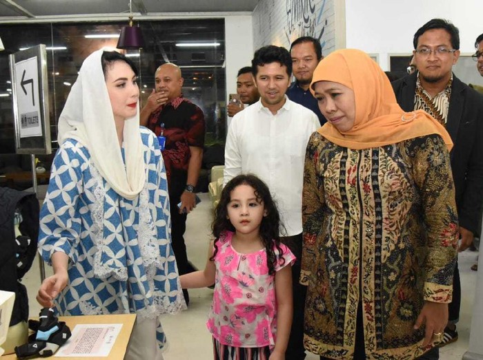Dewan Kerajinan Nasional Daerah (Dekranasda) Jatim mengajak UMKM untuk mengambil peran dalam penanggulangan wabah virus corona yang semakin meluas. Salah satunya yakni dengan mendorong memproduksi Alat Pelindung Diri (APD) untuk tenaga medis.