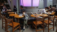 Jaga jarak sosial tersebut dilakukan guna memutus rantai penyebaran virus Corona.