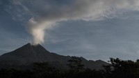 Ancaman bahaya letusan tersebut, lanjur Hanik, bisa berupa awan panas dan lontaran material vulkanik dengan jangkauan kurang dari tiga kilometer--berdasarkan volume kubah sebesar 291.000 meter kubik bertolak pada data drone 19 Februari 2020. Antara Foto/Hendra Nurdiyansyah.