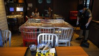 Dilansir dari AP News, otoritas Hong Kong pun mengimbau kepada sejumlah restoran maupun kafe di kawasan tersebut untuk menerapkan social distancing. Salah satu penerapan jaga jarak sosial tersebut dengan membungkus bangku dan meja makan dengan menggunakan plastik.