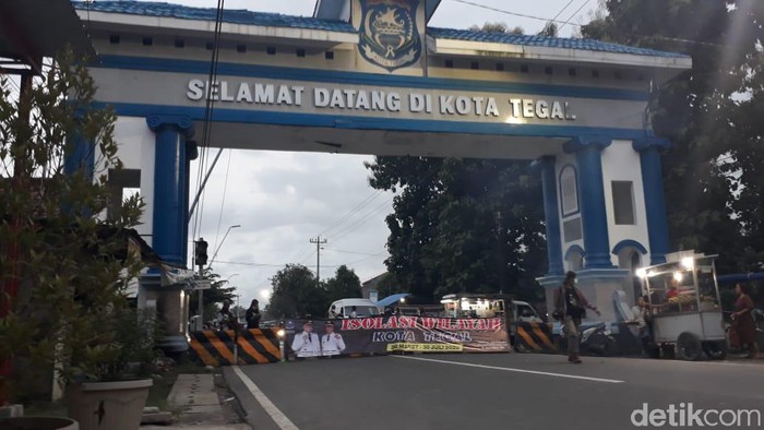 Pemasangan beton penutup akses keluar masuk Kota Tegal, Minggu (29/3/2020).