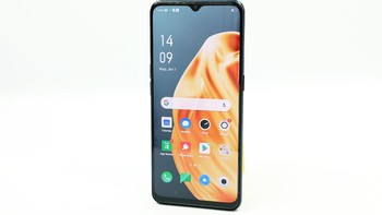 Mengusung notch tetesan air di sana menjadi rumah bagi kamera depannya 16 MP f/2.0. Dan ada sidik jari di layar. Foto: Oppo Indonesia