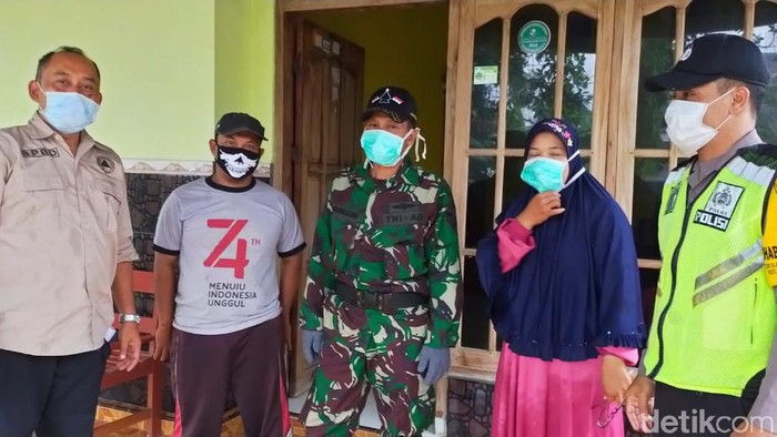 Gugus Tugas Penanganan Covid-19 Pemkab Blitar mempersiapkan pemakaman jenazah warga Kecamatan Kanigoro yang meninggal di Jakarta. Yang bersangkutan dikhawatirkan meninggal karena virus corona.