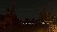 Foto sebelum dan sesudah lampu-lampu yang berada di kawasan Moskow, Rusia, dimatikan sementara untuk memperingati Earth Hour 2020 pada Sabtu (28/3) malam waktu setempat. AP Photo/Alexander Zemlianichenko Jr.