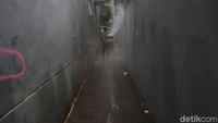 Disinfeksi ini dilakukan untuk mensterilkan lokasi sekaligus langkah antisipasi warga untuk menghalau penyebaran Corona.