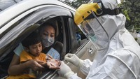 Dengan metode ini masyarakat datang menggunakan mobil untuk kemudian di test.  