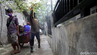 Tiap sudut rumah warga tak luput dari sasaran disinfeksi.