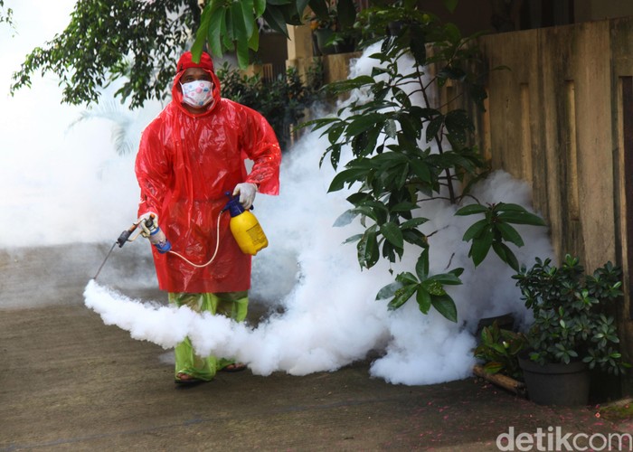 Warga di kawasan Sawangan, Depok, Jabar, melakukan kegiatan fogging di lingkungan rumah mereka. Hal itu dilakukan sebagai pencegahan penyakit demam berdarah.