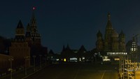 Begini potret di area sekitar Katedral St. Basil yang berada di kawasan Moskow, Rusia, saat sebagian lampu dimatikan guna memperingati Earth Hour 2020. AP Photo/Alexander Zemlianichenko Jr.