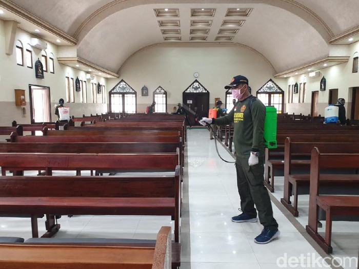 Sekitar 50 anggota Pemuda Ansor dan Ikatan Pelajar Nahdlatul Ulama (NU) Kota Blitar berkeliling ke beberapa tempat ibadah. Tak hanya masjid dan musala, mereka juga menyemprotkan disinfektan di gereja, vihara dan klenteng yang ada.