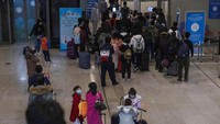 Sejumlah penumpang yang tiba di Wuhan usai melakukan perjalanan dengan menggunakan kereta dari Beijing, diperiksa suhu tubuhnya sebelum diizinkan meninggalkan stasiun tersebut. AP Photo/Ng Han Guan.