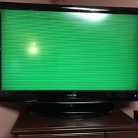 Pada hari pertama karantina diberlakukan, televisi di rumah orang ini rusak total. Mereka pun harus hidup tanpa televisi (kecuali bisa memperbaikinya sendiri) karena selama masa isolasi tak boleh ada orang keluar rumah, termasuk teknisi atau tukang reparasi TV. (Foto: Dok. Bored Panda)