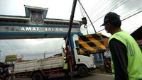 Petugas melakukan pemasangan beton saat isolasi wilayah Kota Tegal, Jawa Tengah, Minggu (29/3/2020).