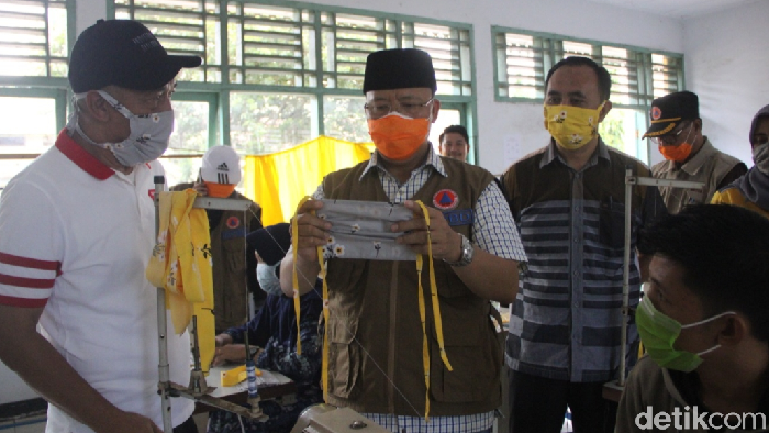 Gubernur Bengkulu Rohidin Mersyah meninjau produksi masker di BLK Disnakertrans Bengkulu (Hery Supandi/detikcom)