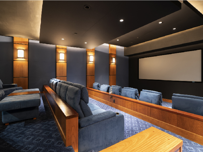 Rumah yang berdiri di atas lahan seluas 52 ribu meter persegi ini juga memiliki fasilitas bioskop pribadi yang cukup memuat belasan penonton. (Foto: Dok. REX Real Estate via Business Insider)