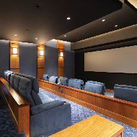 Rumah yang berdiri di atas lahan seluas 52 ribu meter persegi ini juga memiliki fasilitas bioskop pribadi yang cukup memuat belasan penonton. (Foto: Dok. REX Real Estate via Business Insider)